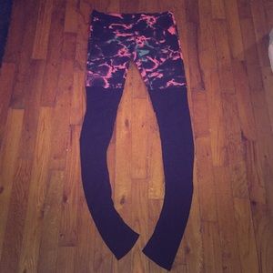 Alo Goddess Legging in lava/black
